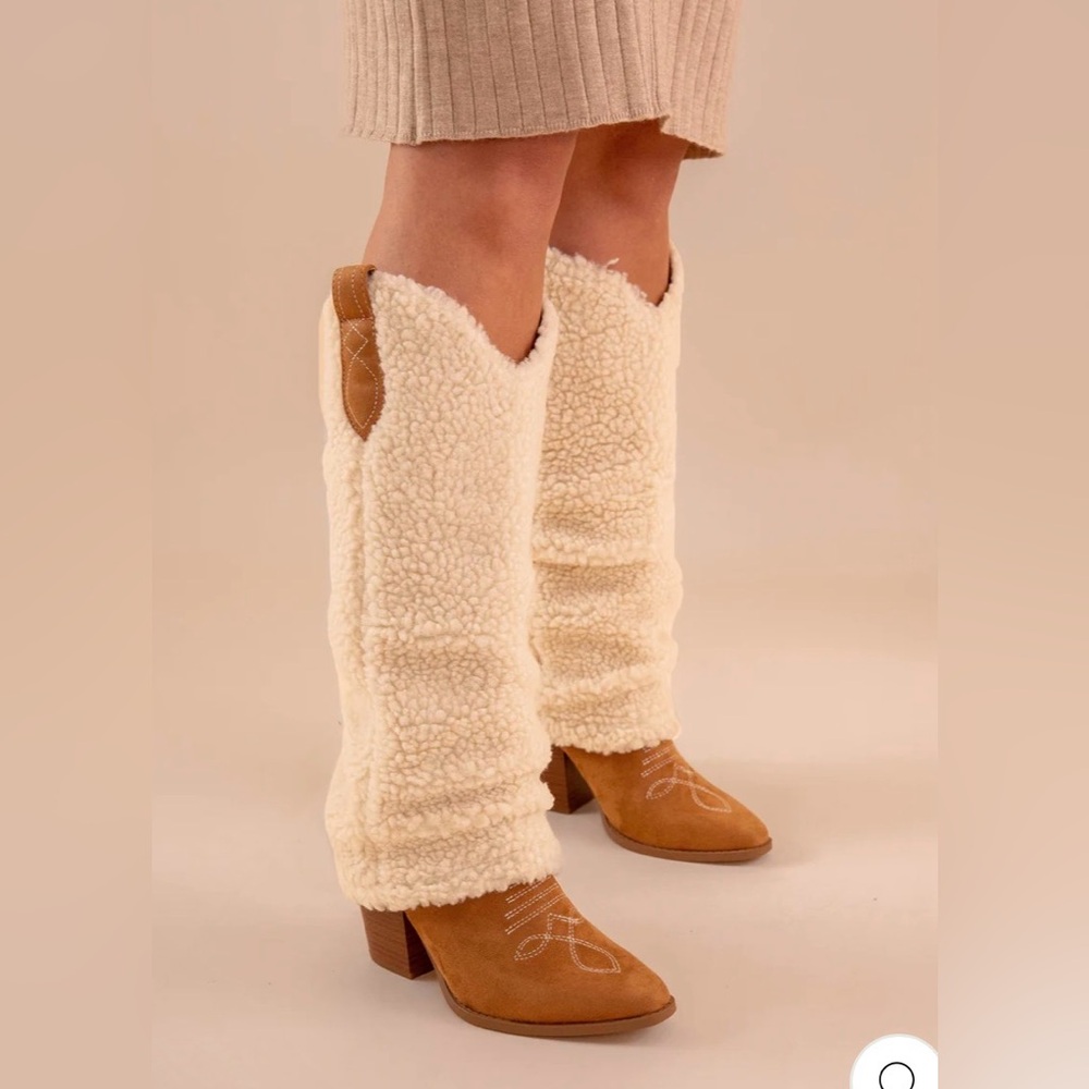 New in Box Never Worn Sherpa Boots